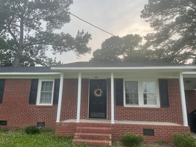 Tres habitaciones/ Llamar al 848-702-3974 Chris - 492 Hillcrest Ave