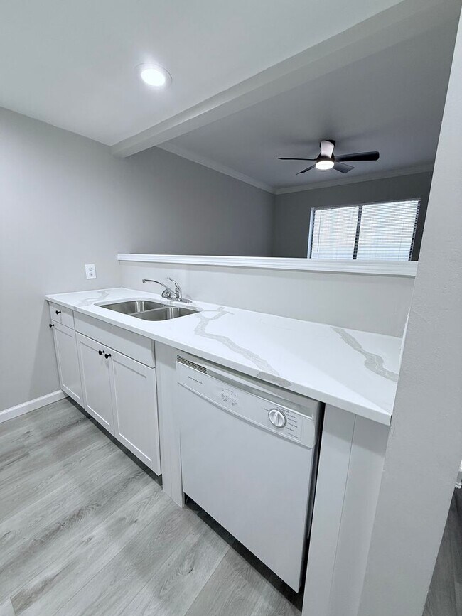 Foto del edificio - Renovated townhome in Great Alpharetta location