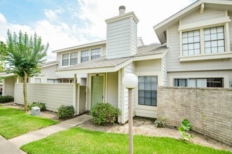 Building Photo - 6211 Ludington Dr