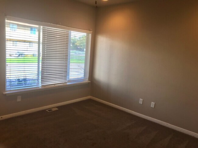 Building Photo - West Park Town House #71