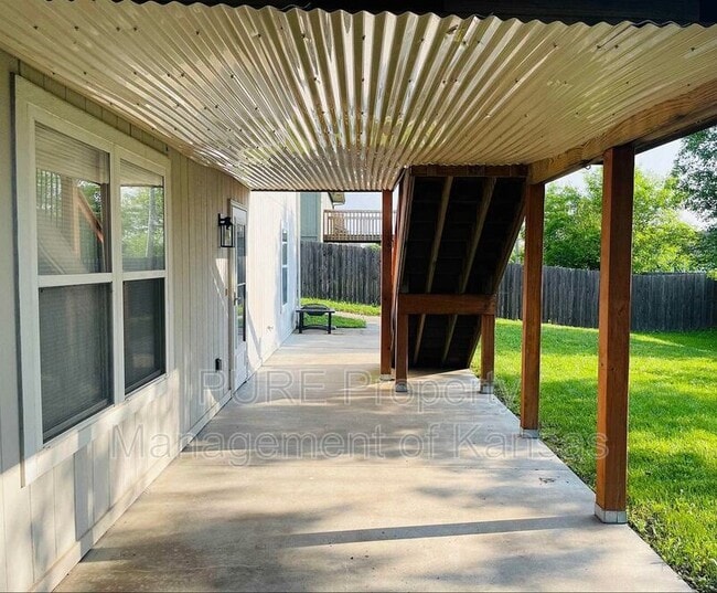 Building Photo - 2424 SW Romar Rd