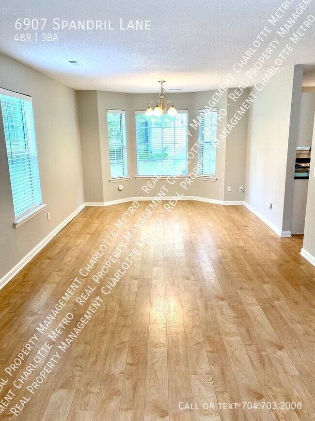 Foto del edificio - HUGE HOME!!!!!!!    Come see this beauty!