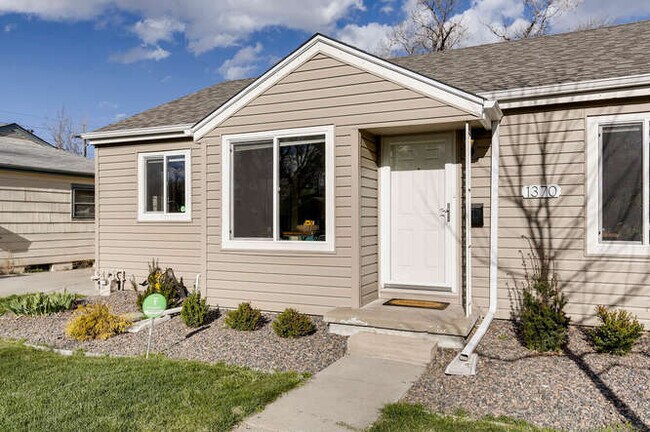 Building Photo - 1370 Xanthia St