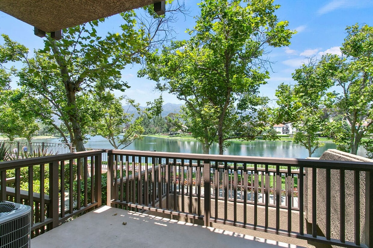 Primary Photo - Lakefront Condo with Spectacular Views in ...