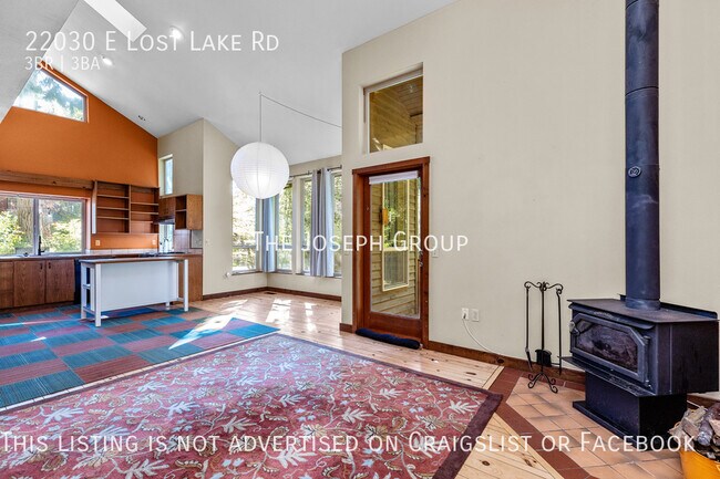 Building Photo - Charming and spacious 3 bed/2.5 bath in Sn...