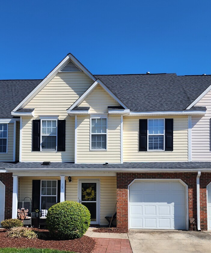 19 Cambridge Oak Cir, Greensboro, NC 27410 Townhome Rentals in