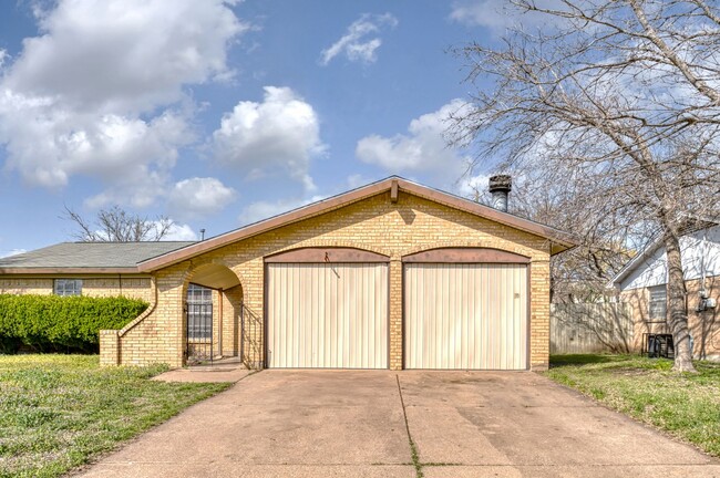 Building Photo - AVAILABLE NOW!  NICE 3 BEDROOM HOME LOCATE...