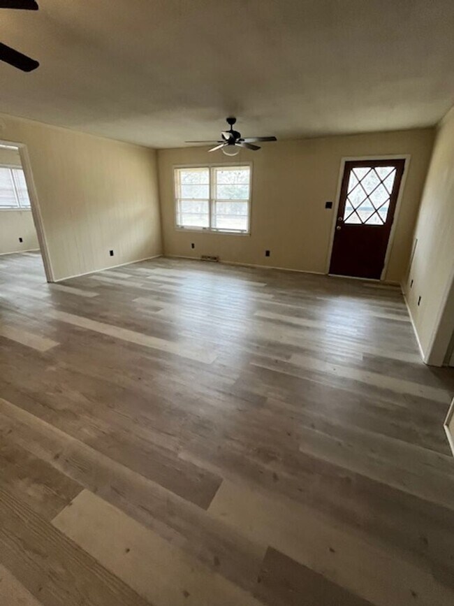 Foto del edificio - Just off Dave Lyle Blvd, close to shops and restaurants!