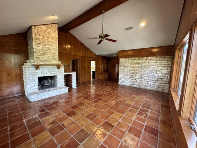 Building Photo - 604 Old Manchaca Rd