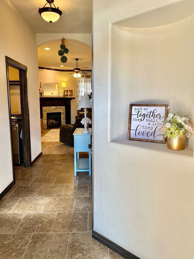 Building Photo - Better Act Fast! Cute 3 Bed, 2 Bath in SW ...