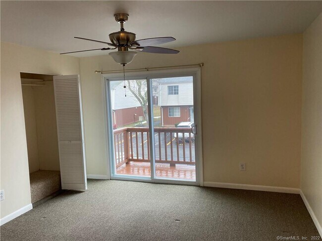 Foto del edificio - 330 Short Beach Rd