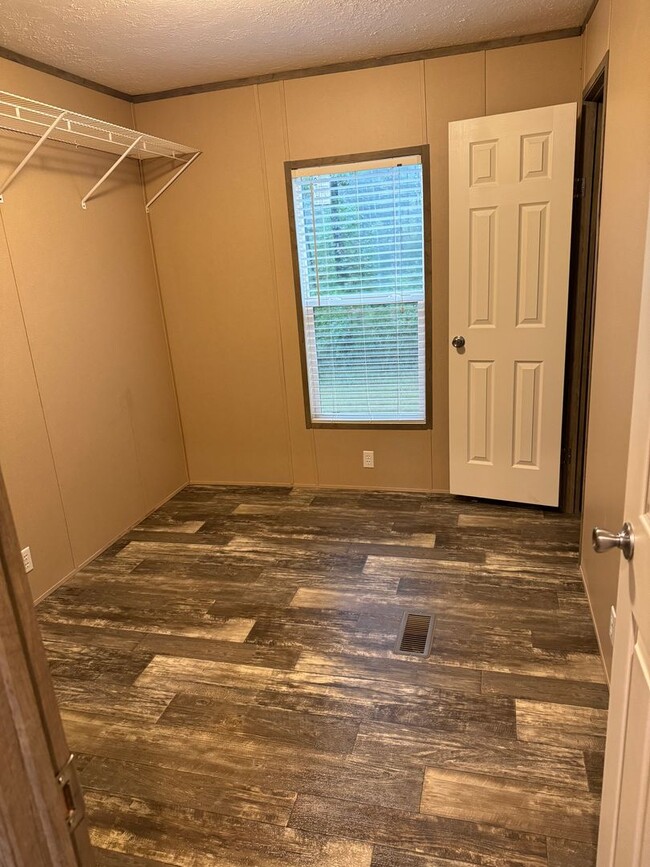 Building Photo - New 3/2 Doublewide!