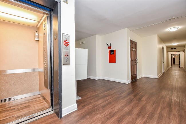 Building Photo - Post Oak Apartment Ready for Quick Move in!