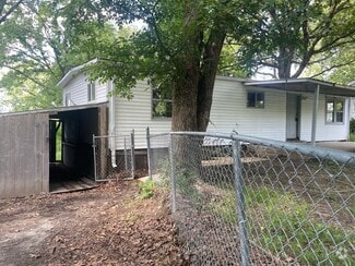 Building Photo - 687 Benton St