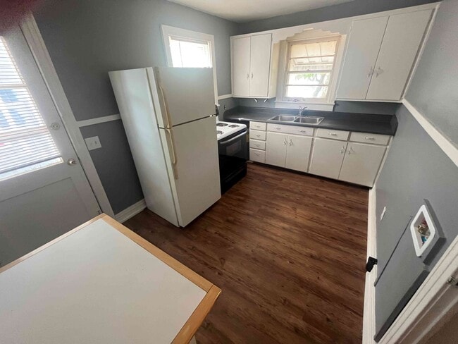 Building Photo - 817 Moulton St E