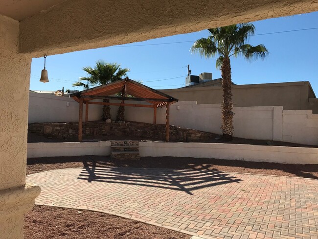 Foto del edificio - COMING SOON! 4Br/2Ba; Large Yards w/Trees!