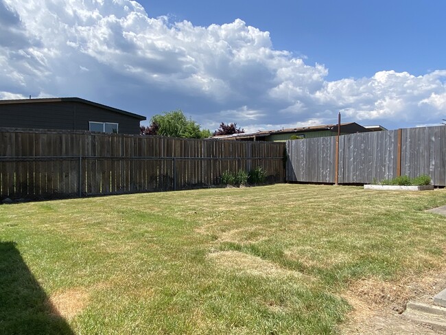 Large fenced backyard - 625 NW Fenton St