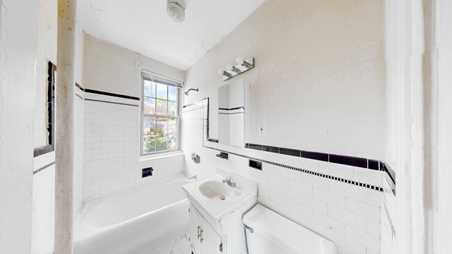 Building Photo - Medford Square 1-bed with heat and hot water included