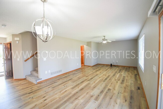 Foto del edificio - 3 bed 2.5 bath Single Family Home with fenced in yard in Urbandale within the Waukee School District