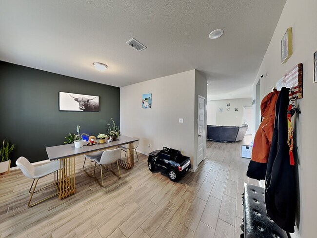 Foto del edificio - Modern Comfort Meets Spacious Corner-Lot Living