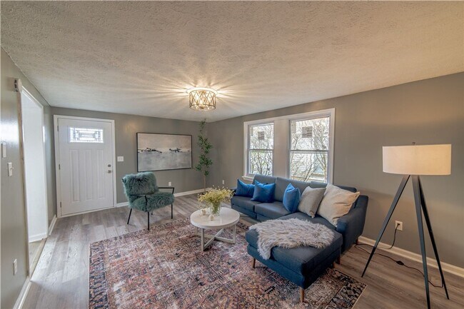 Building Photo - Single Family Ranch close to UofR & Strong...