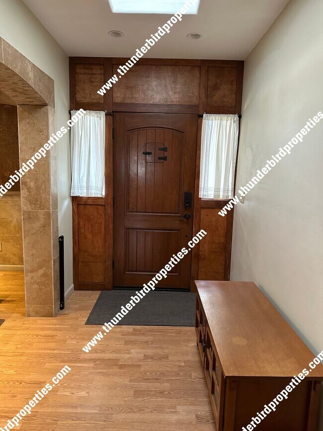 Foto del edificio - Gorgeous NE Heights Home