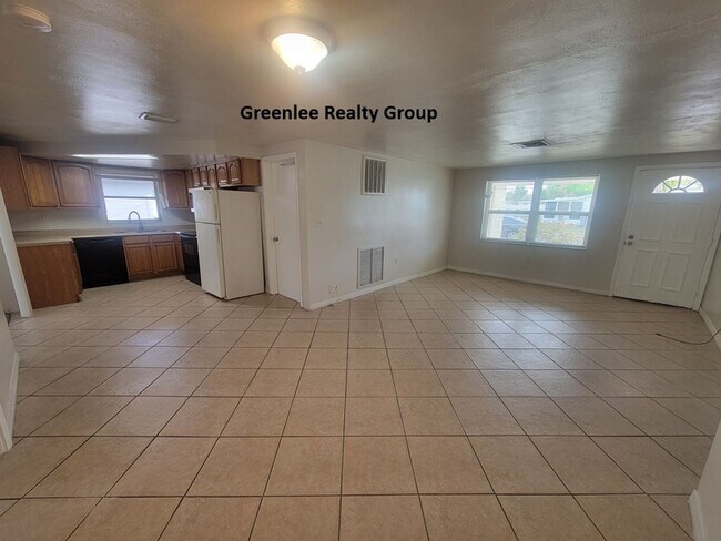 Foto del edificio - Spacious 3 bed, 2 bath home with fenced yard, screened porch, and oversized garage just minutes f...
