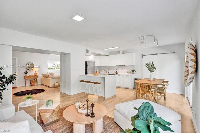 Building Photo - 4 br, 2 bath House - 275 W Mashta Dr