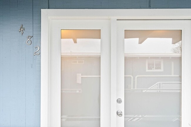 Building Photo - Cozy 1-bdrm/1-bath Estacada townhome—A/C, Comfortable 2-bdrm/1-bath townhome in Estacada—A/C, on-...