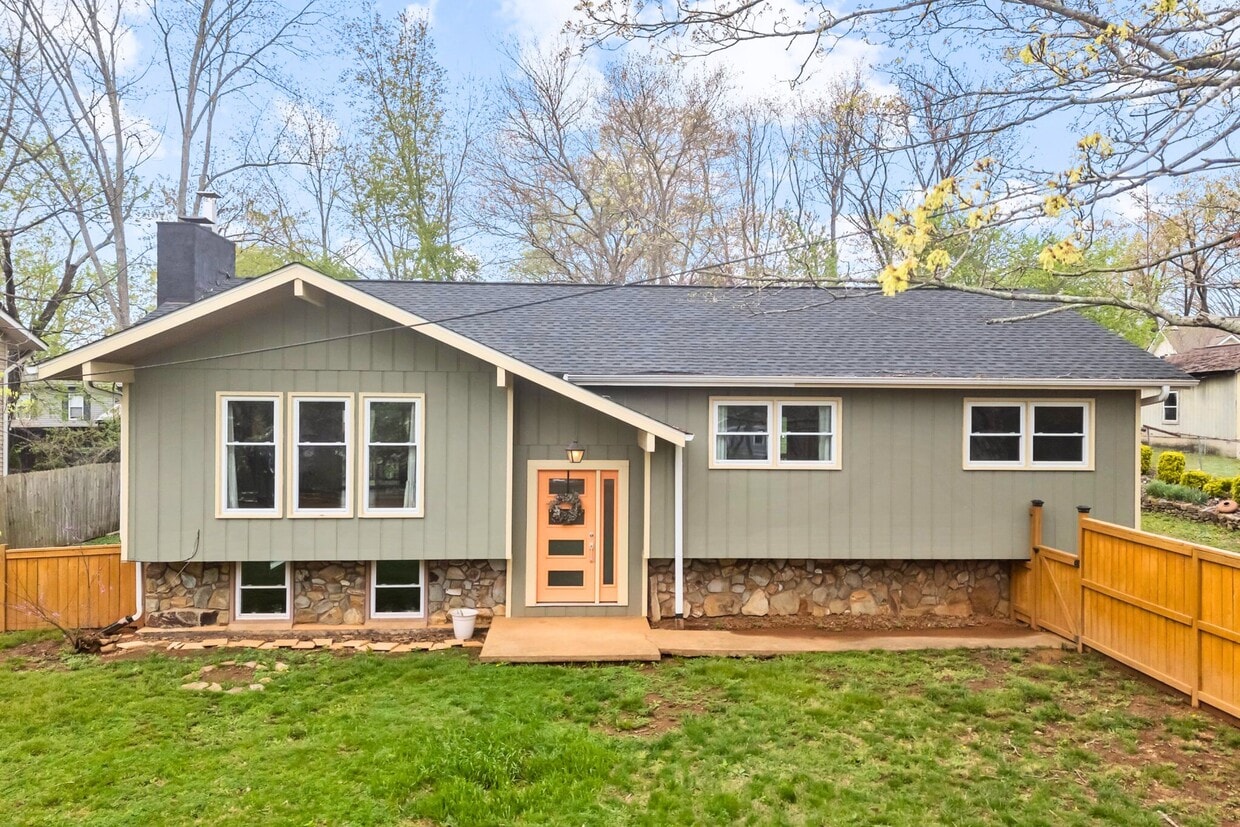 Primary Photo - 917 W Chapel Rd