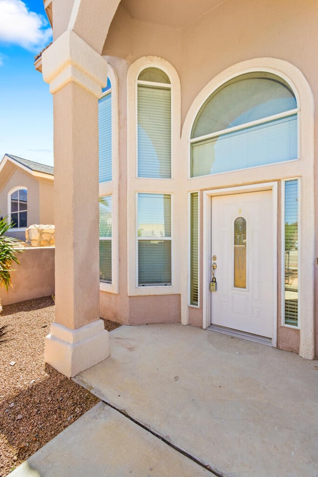 Building Photo - 6580 Cabana Del Sol Dr