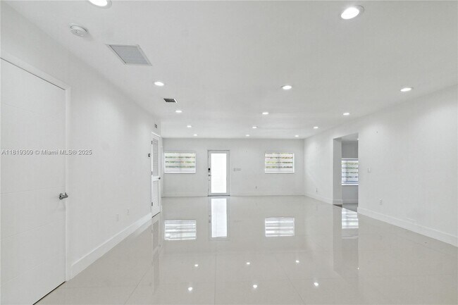 Foto del edificio - 4655 SW 14th St