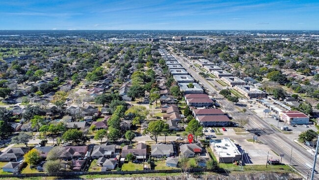 Photo - 8011 La Roche Ln House