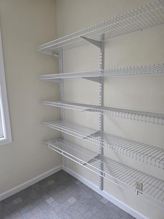 Building Photo - 550 Reids Hill Rd