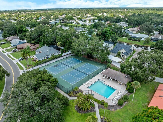 Foto del edificio - 8429 Cypress Lake Cir