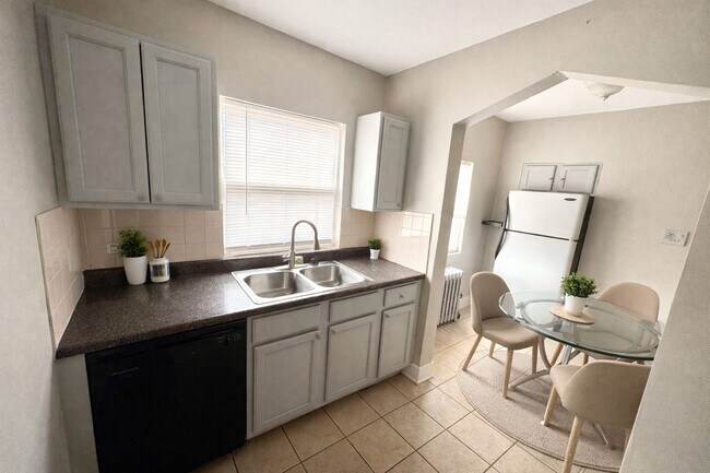 Foto del edificio - 2419 N Oak Park Ave