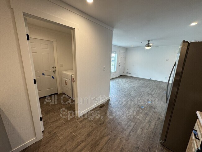 Building Photo - 692 E Hahns Peak Ave