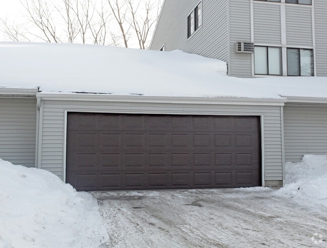 Building Photo - Round Lake Estates