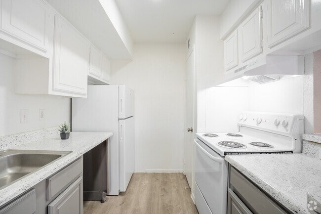 1 habitación, 1 baño - 660 pies cuadrados - Cocina - 7900 Morley