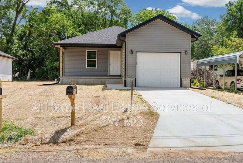 Primary Photo - 1052 S Overhill Ave