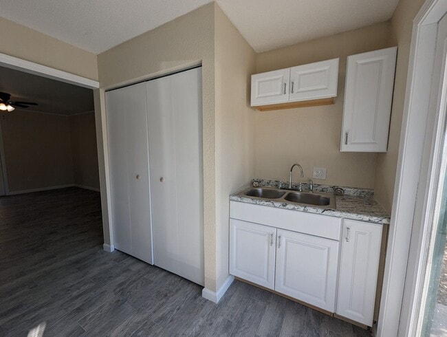 Building Photo - 2/1 Remodeled Condo style Apartment Close ...