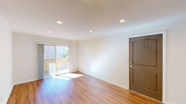 Foto del interior - 6 WEEKS FREE!! Steps from Fallbrook Mall