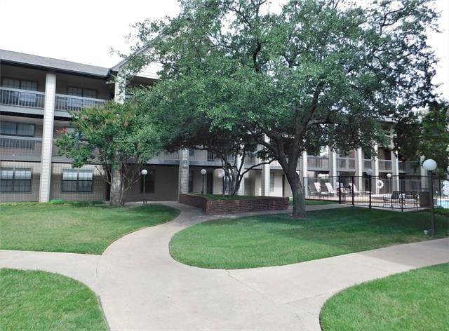 Foto del edificio - 218 N Texas Blvd