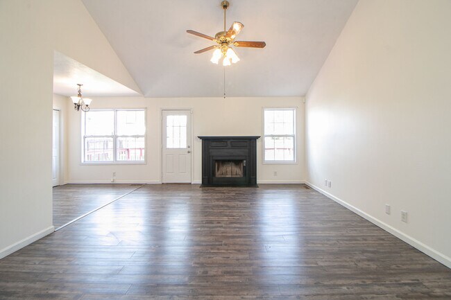 Foto del edificio - 1325 Meredith Way