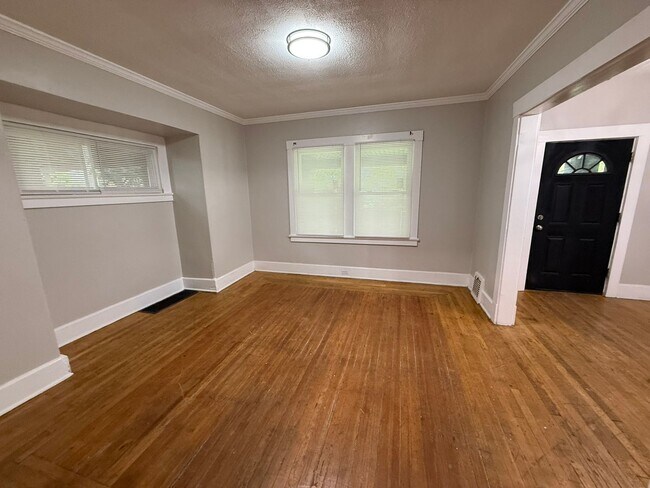 Foto del edificio - Updated and Spacious 3-4 Bedroom, 2 Story Home Located on North Side of Youngstown