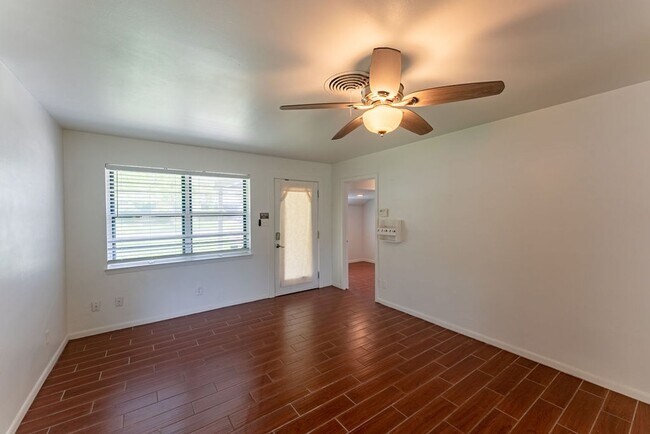 Foto del edificio - Beautifully Updated 3 bed/2 bath + Office/...