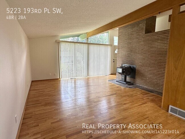 Foto del edificio - 5223 193rd Pl SW