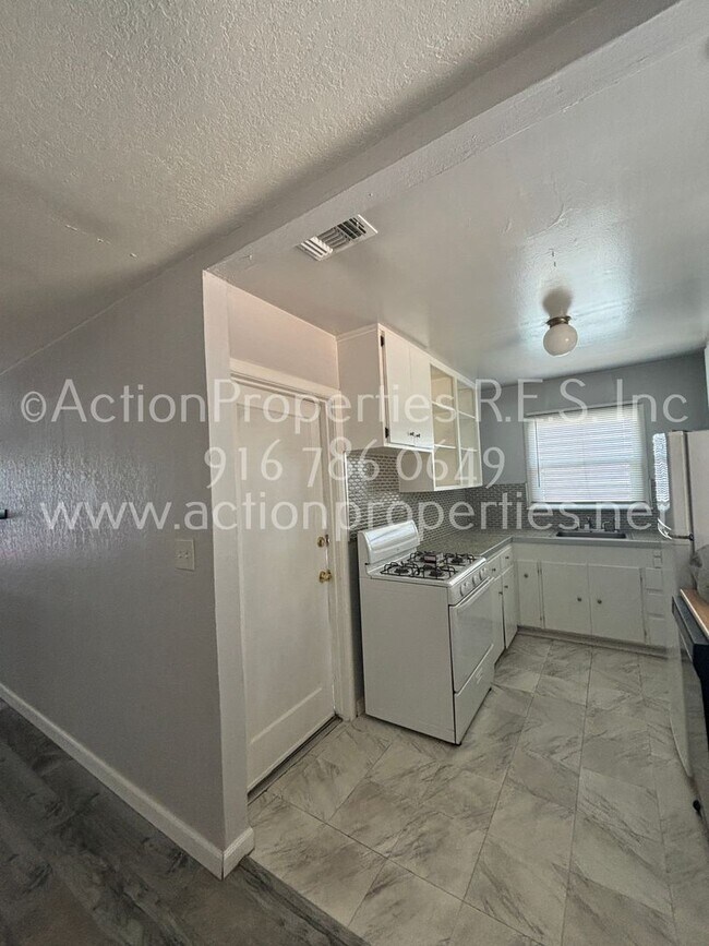 Building Photo - Close to Freeway, Shopping Single Story 2 ...