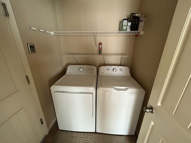 Building Photo - Beautiful & Spacious home!