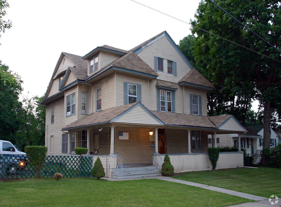 Building Photo - Plaza House